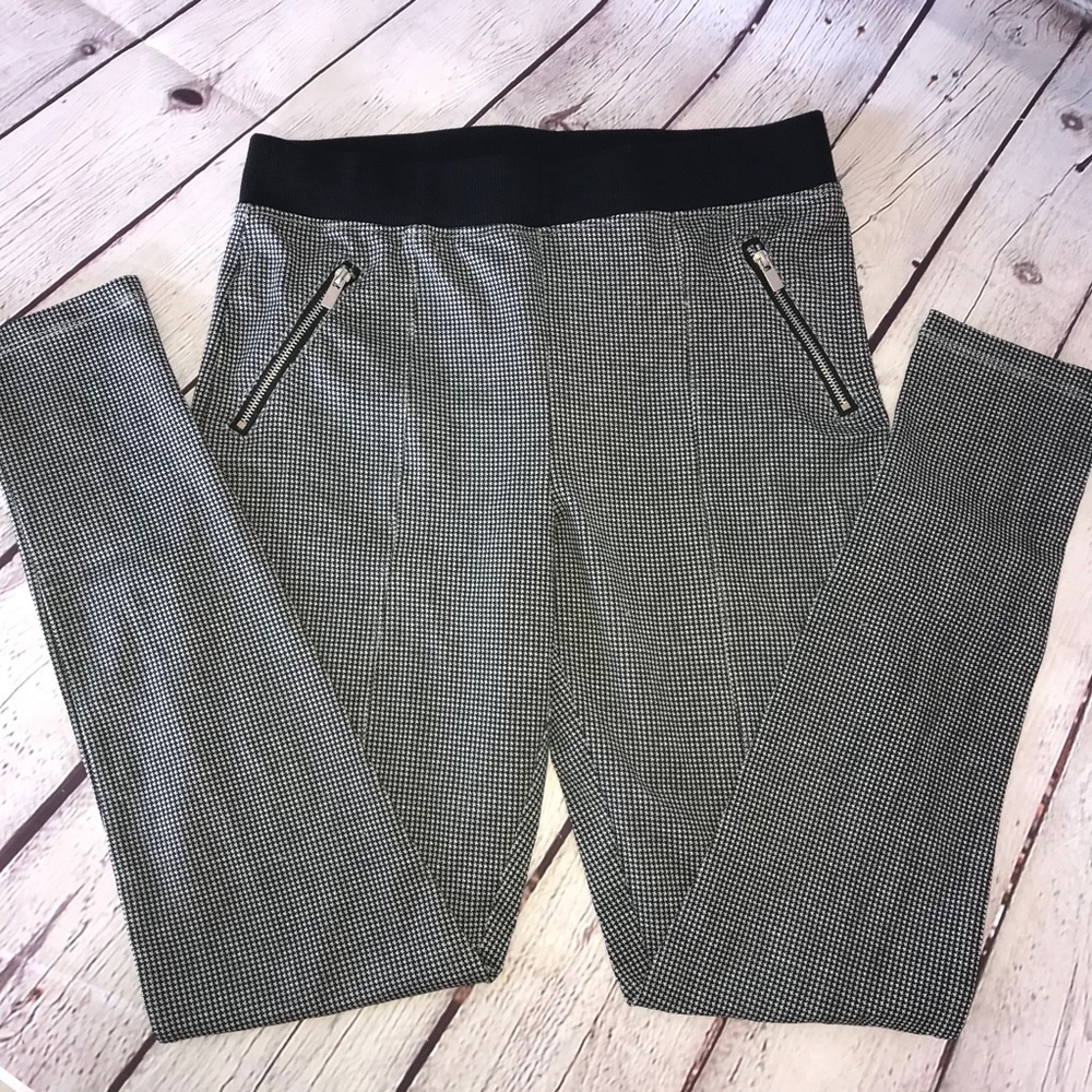 Girls Dex stretchy pant. Cute black & white patter